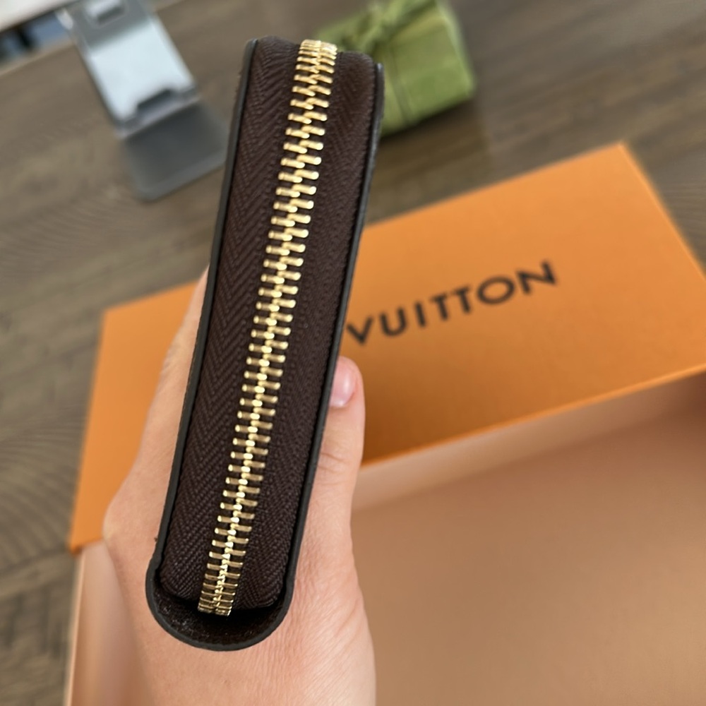 COPY - Louis Vuitton Damier Ebene Zippy Wallet, like new! - Picture 5 of 9
